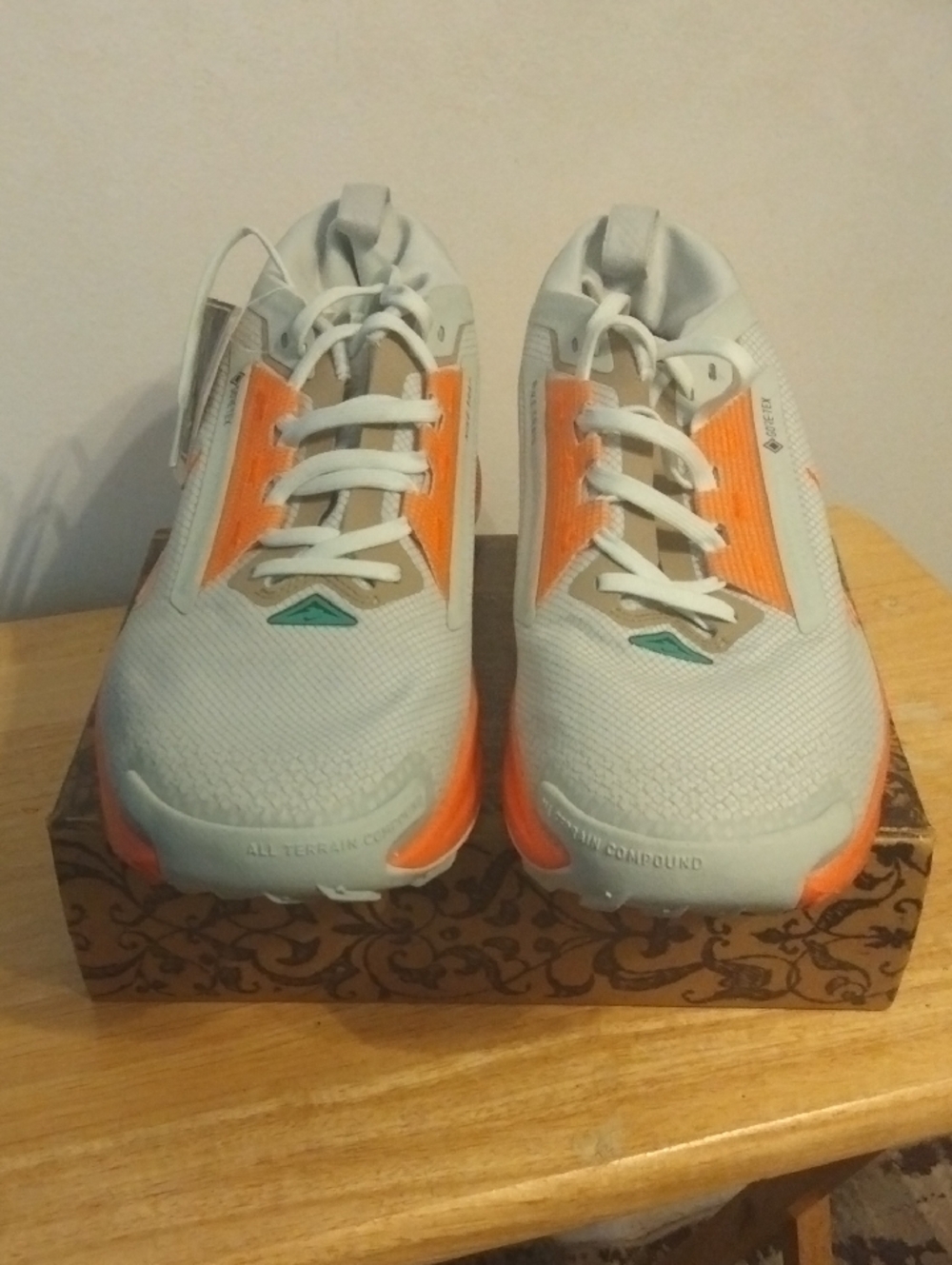 New Nike Men's White and Orange Mesh Sneakers.Size 11